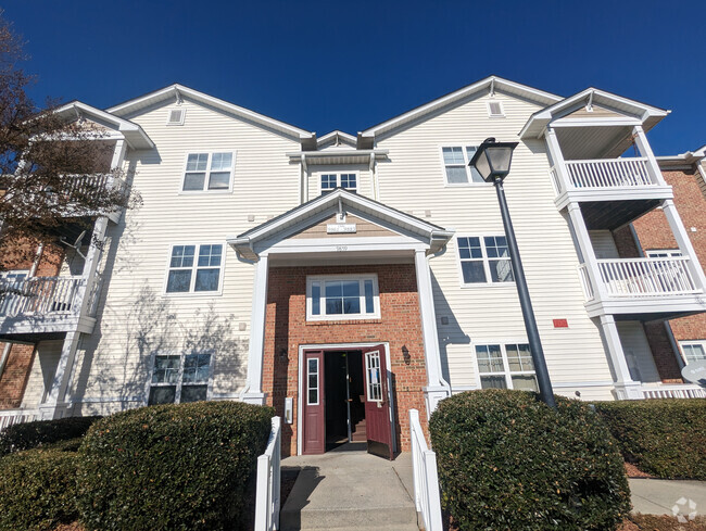 Building Photo - Room in Condo on Hyde Glen Ct