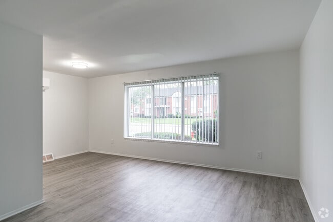 1BR, 1BA - 665SF - Carriage Park Apartments - Dearborn Heights, MI