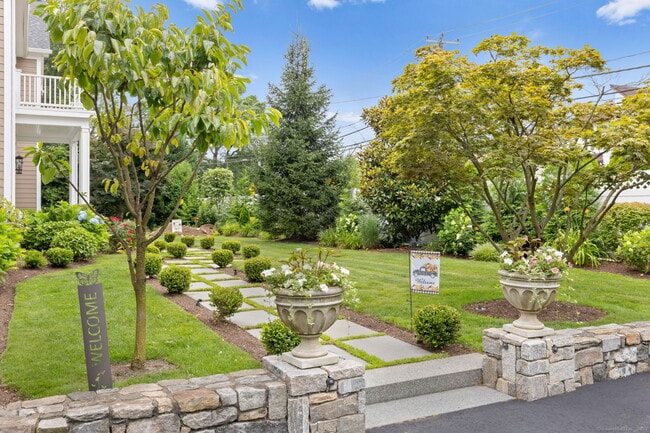 Building Photo - 354 Oaklawn Ave
