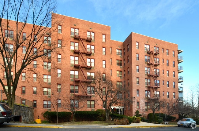 Pelham East - Pelham East Apartments