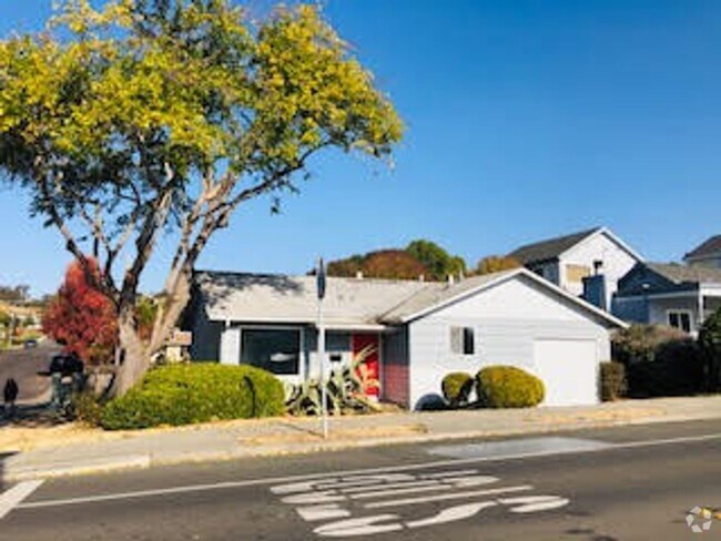 Building Photo - Great Single Story Home with water views