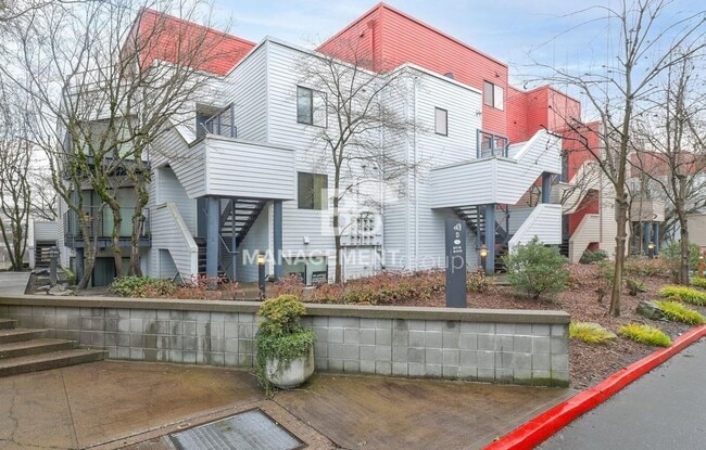 Building Photo - Spacious Riverfront Condo- Beautiful Condo w/River View from Bedroom! Parking Included!