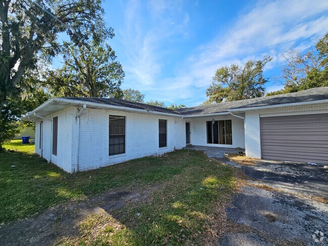 Building Photo - Spacious 3-Bedroom Home with Oversized Lan...