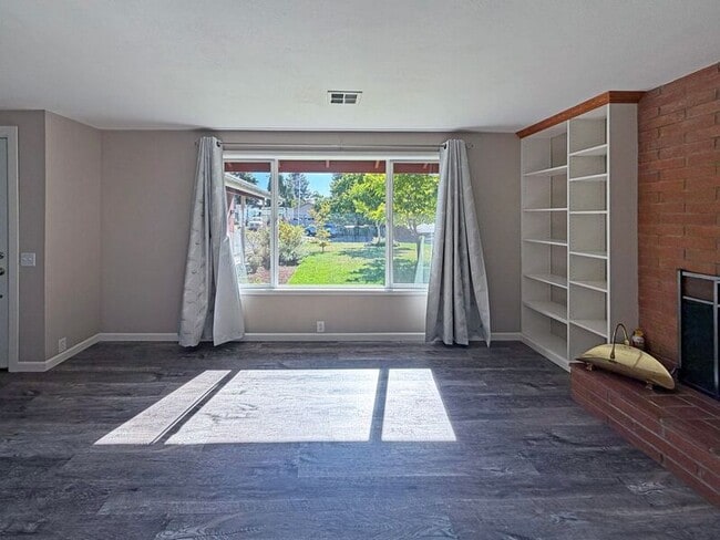 Photo - 184 Lynnbrook Dr