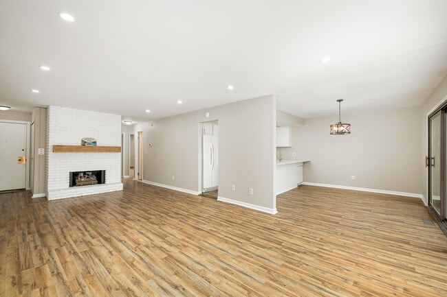 Photo - 893 Cliffs Dr Unit 307 A