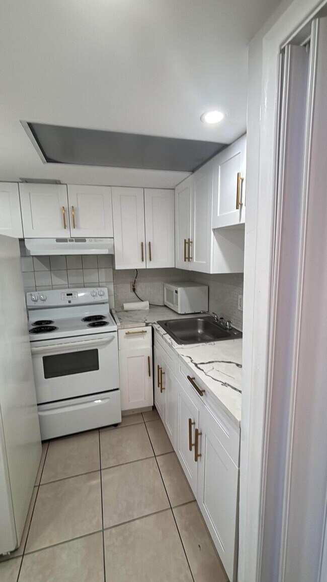 2940 NE 203rd St Unit C102