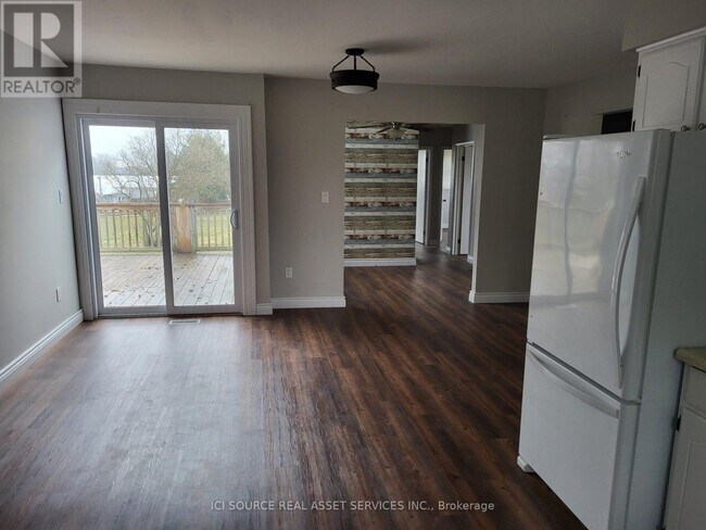 Photo - 525339 Oxford Centre Rd