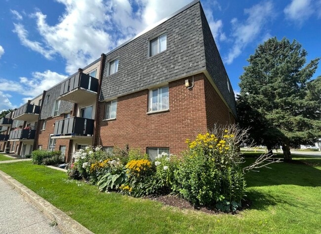 Building Photo - Courtyard Apartments