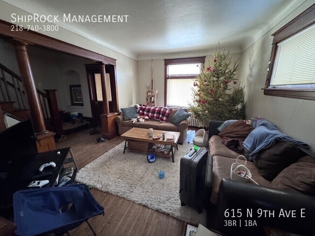 Photo - 615 N 9th Ave E