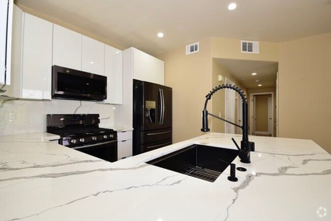 Building Photo - SPECIOUS 2 BED 2 BATH CONDO WITH ATTACHED ... Unit 204