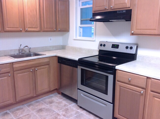 Building Photo - 1736 Main St Unit 1736-2