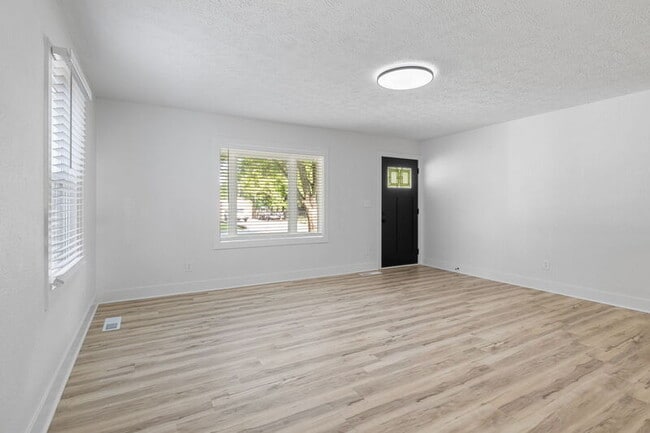 Photo - 745 Morningstar Dr