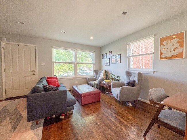 Photo - 521 Madison St NE