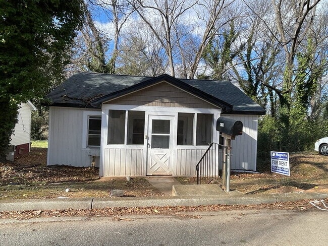 Building Photo - 419 Douglas St