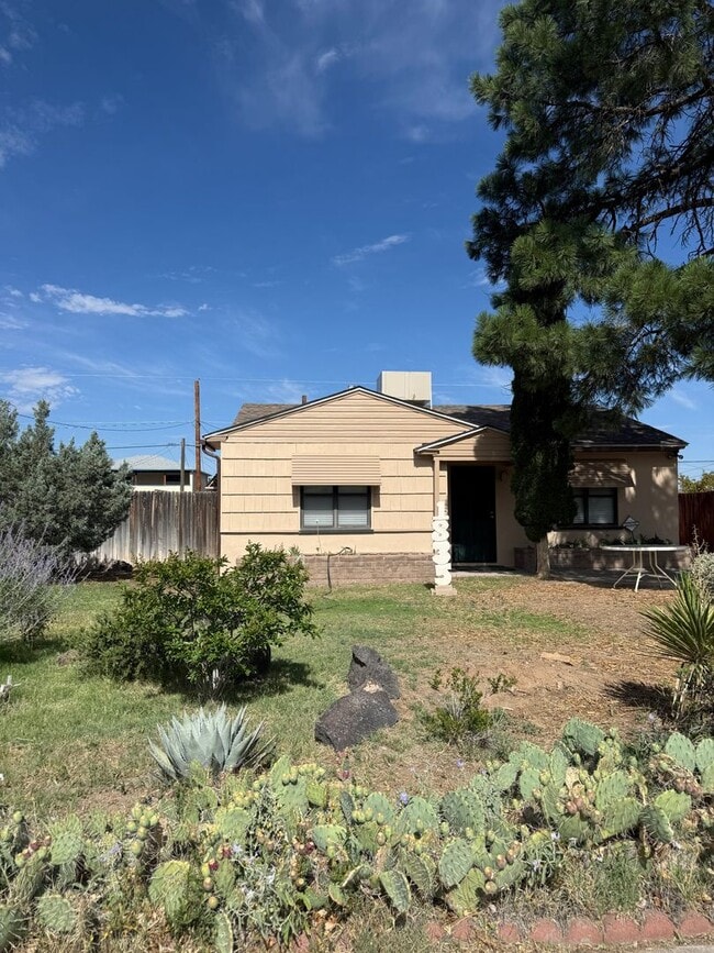 Building Photo - Beautifully cared for 2 bed 1 bath home located in NE Heights in Albuquerque.