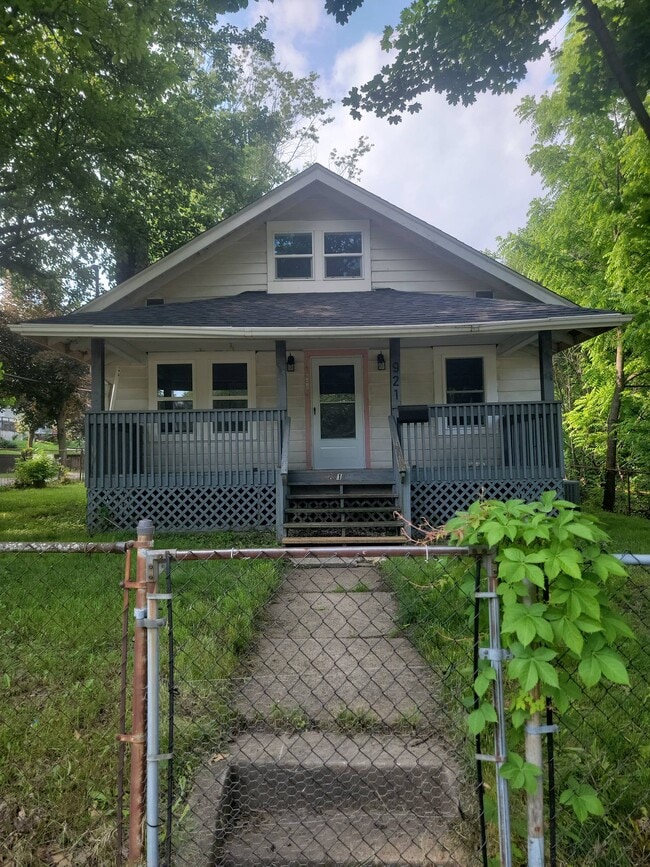 Building Photo - 921 Baird St Rental