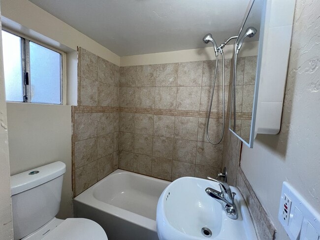 Photo - National City Remodeled Unit.Water, Trash ... Unidad 612-D1