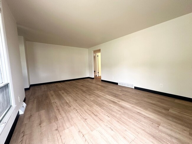 Photo - 490 St Bernard Dr