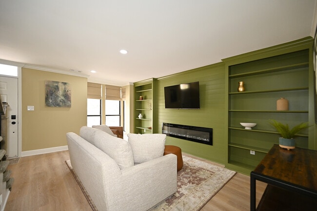 Building Photo - 441 W 10th St Rental