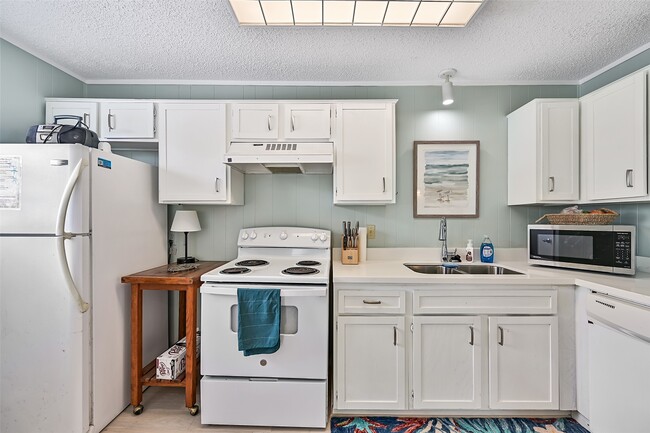 Building Photo - 16904 Beachcomber Dr