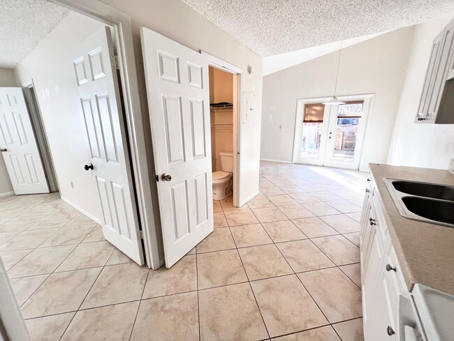 Photo - 2002 S 10th St