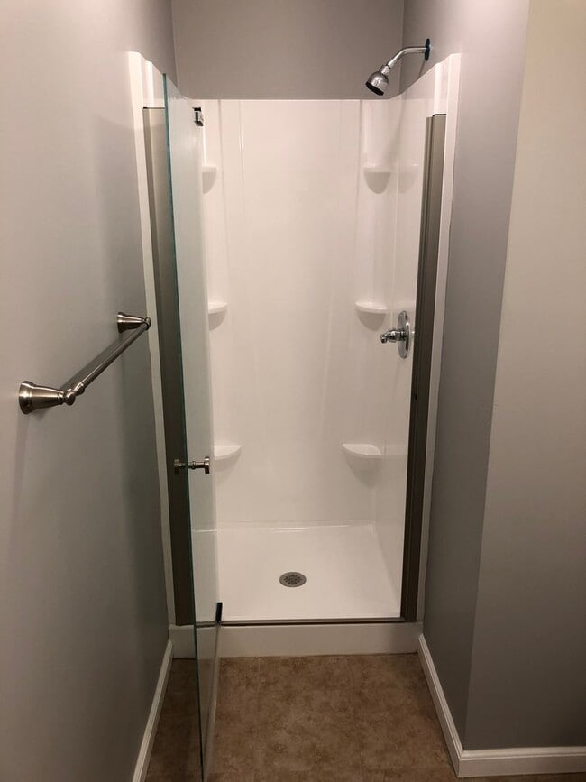 Building Photo - 2 bedrrom + basement Townhouse with Waterviews in Bristol. Large Private Backyard w Deck.