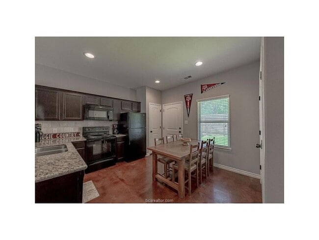 Photo - 131 Watson St