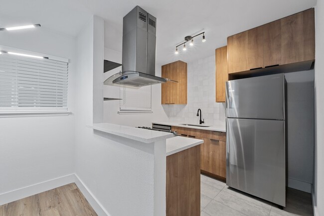 Building Photo - CrestHaus Apartments