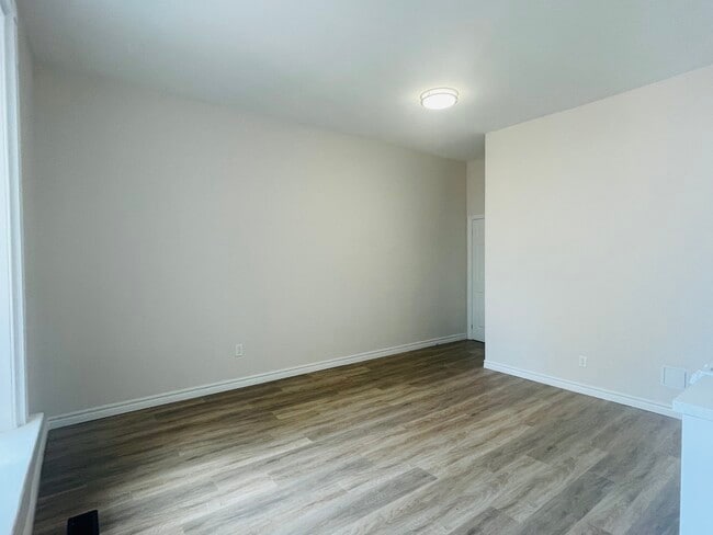 Photo - 227 Spadina Av