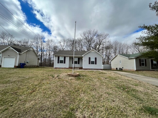 Building Photo - Available Now! Great Home Close To Fort Campbell!