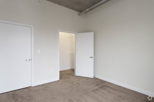 2BR, 2BA - 885 SF