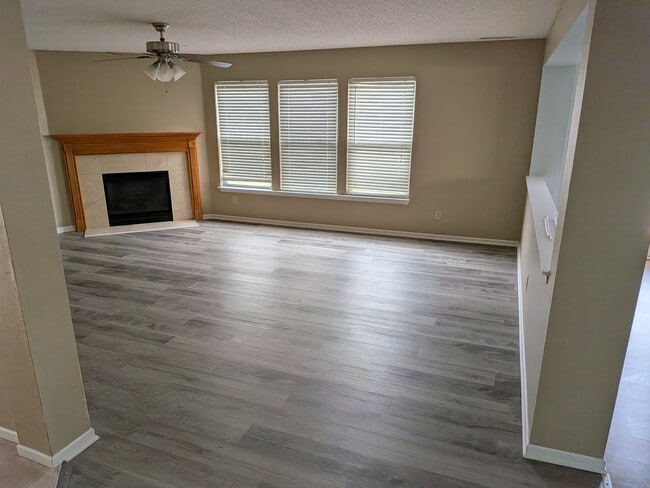 Building Photo - 10418 Memorial Knoll Dr