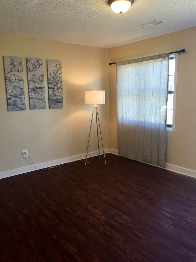 Photo - Thompson Court Apartments