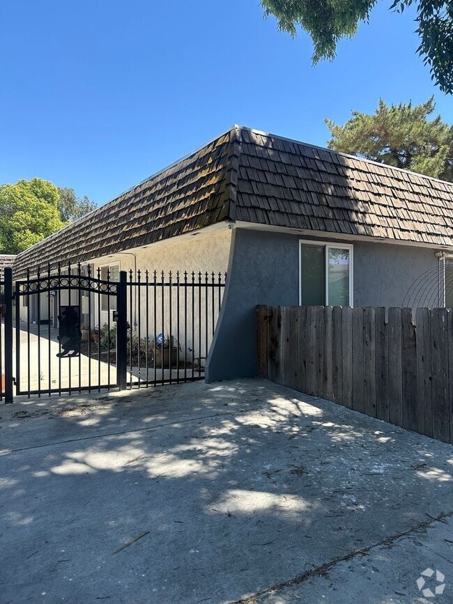 Building Photo - 2412 Vera Cruz Dr Unit #2 Rental