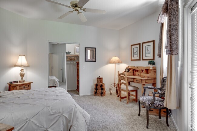 2BR, 2BA - 1,090SF