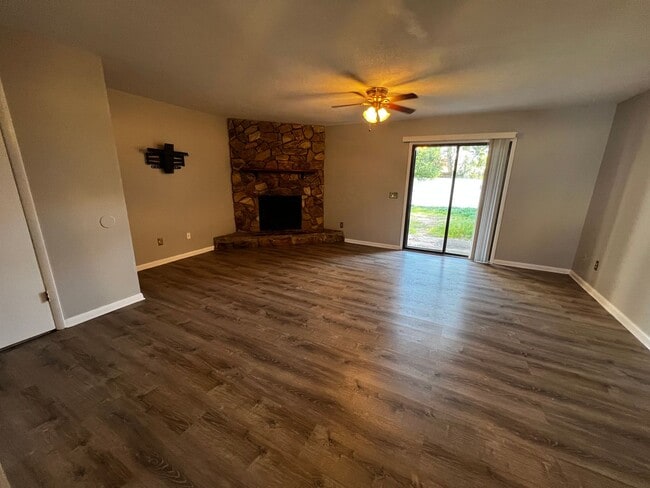 Photo - Beautiful 2 Bedroom 2.5 Bath - Available Now in Mandarin!