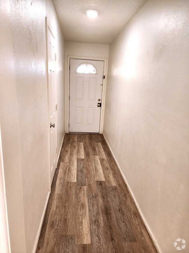 Building Photo - CONVENIENT TO SHOPPING - ENTERTAINMENT- ME... Rental