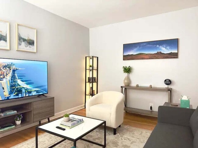 Photo - 6439 N Hamilton Ave Unidad 2C