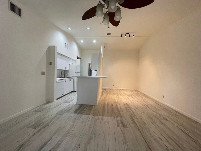 Building Photo - 654 Manor Dr