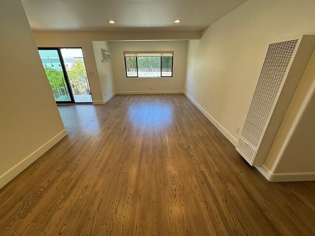 Building Photo - 6345 Primrose Ave Unit 10