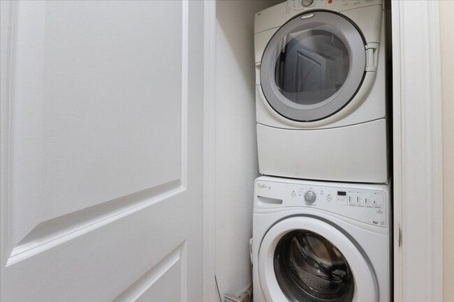 Photo - 2Br/1.5Bth in a convenient location! Laundry iN UNIT! NO BROKER FEE!