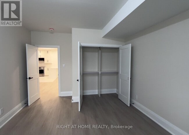 Photo - 15 Bell St N