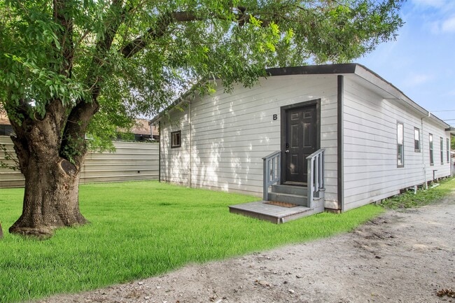 Building Photo - 405 Medina St