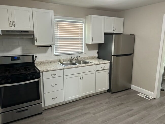 Building Photo - Renovated 3 Bedroom Near Casino & Naval Ho... Rental