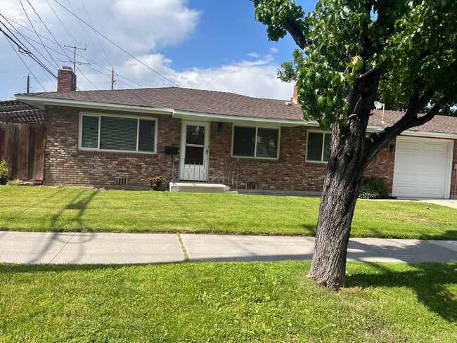 Building Photo - 2 Bedroom / 1 Bathroom Duplex in Old South... Unit 715