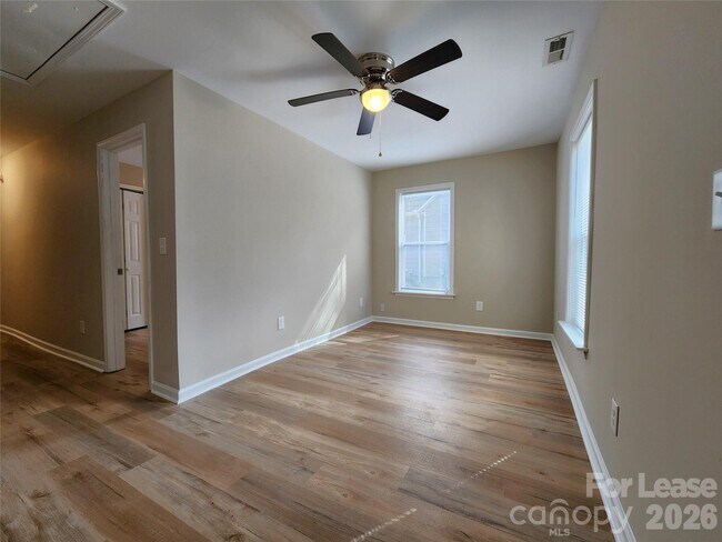 Photo - 1419 Oakshade Ave