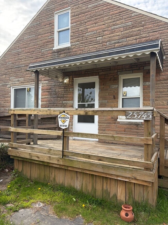 Building Photo - Renovdated 3 bedroom, 1 bathroom bungalow