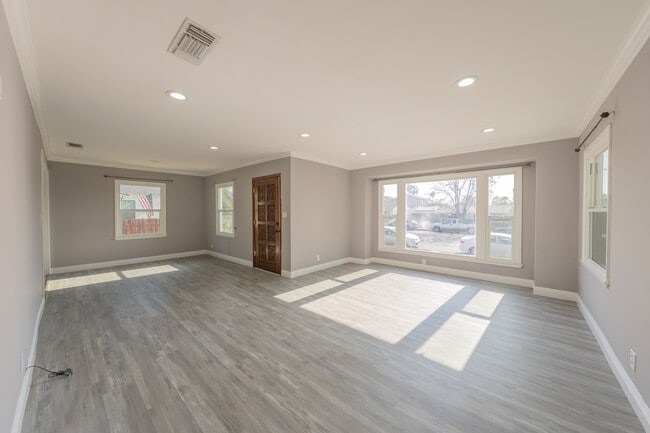 Photo - 14947 Chatsworth St