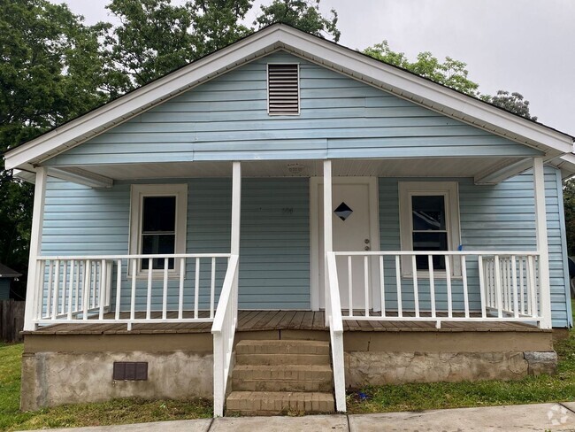 Building Photo - Welcome to your new home near downtown Greer!