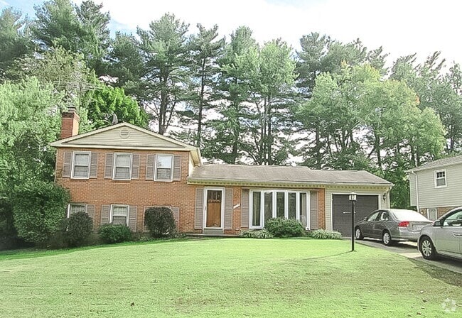 Building Photo - Stunning 4 Bedroom 2.5 Bathroom 3-Level Ho... Rental